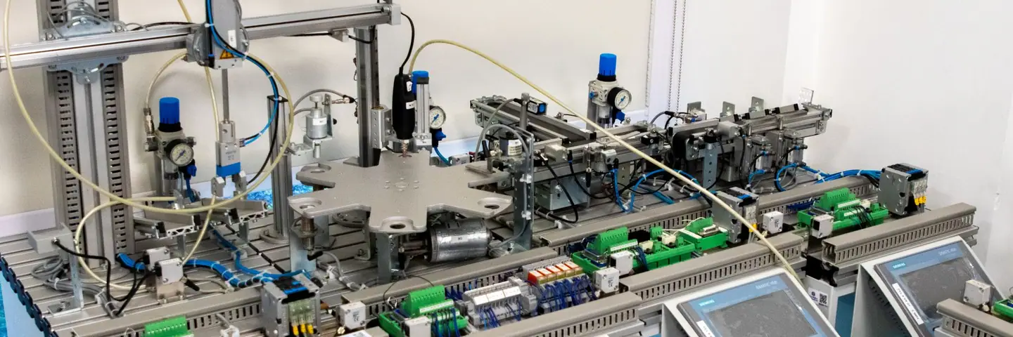 センサーを備えた自動化生産ライン
