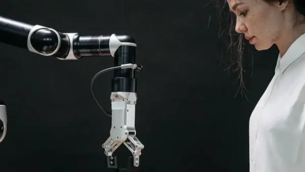 製造現場で人と並んで動く協働ロボット