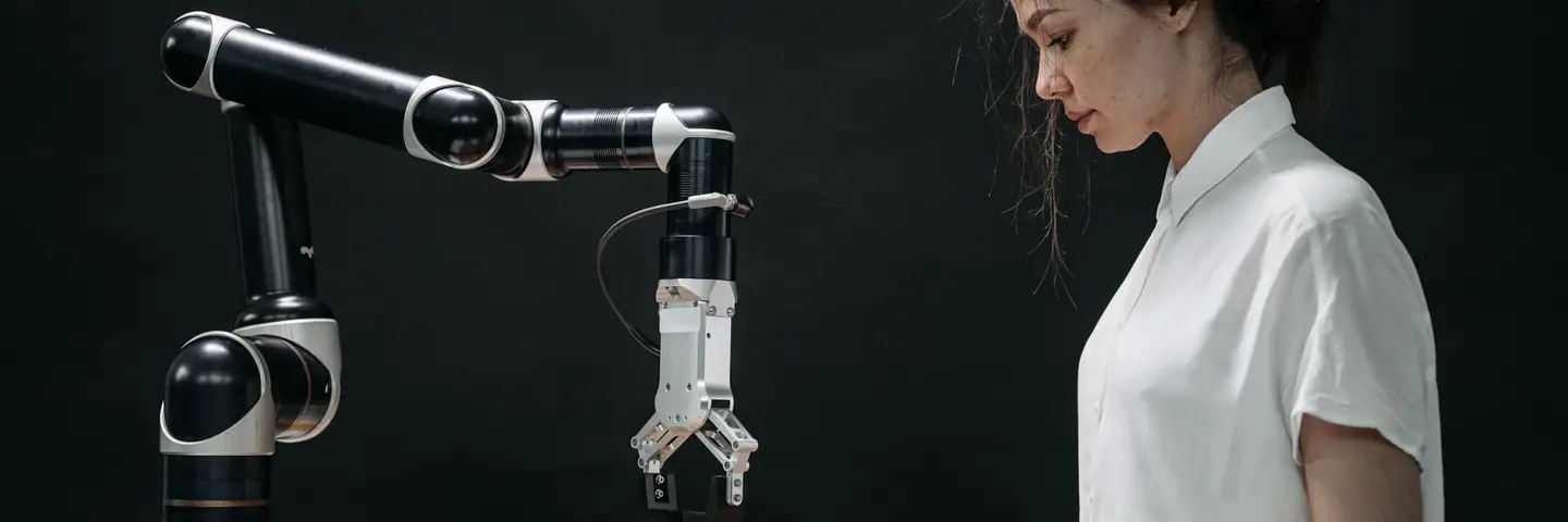 製造現場で人と並んで動く協働ロボット