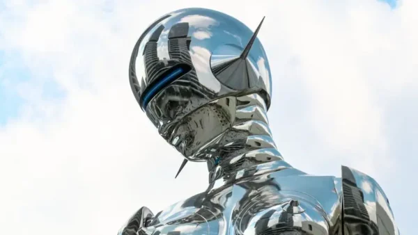 空を背景にしたロボットアーム
