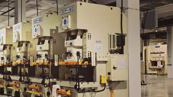 プレス機が並ぶ工場の製造ライン