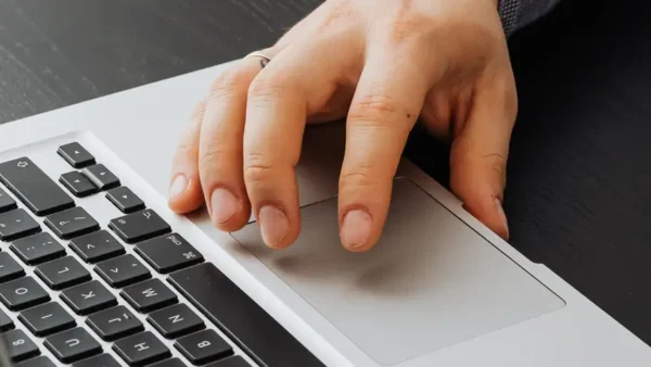ノートPCで導入計画を検討している様子