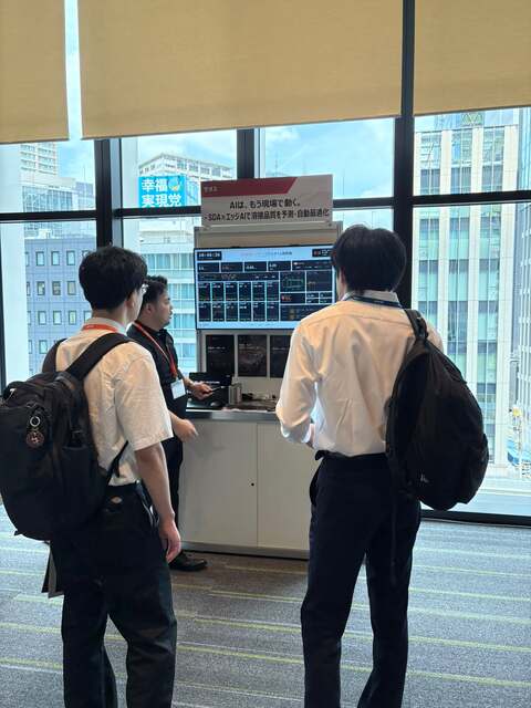 AI仮想センサーの前に立つサオス担当者