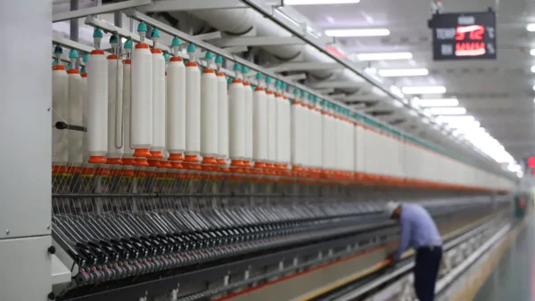糸巻きが並ぶ紡績工場の生産ライン